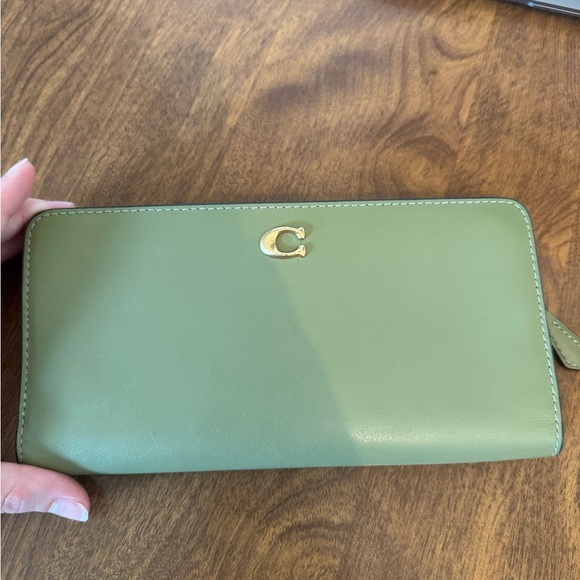 Green Coach Gold Emblem Wallet - too big - Picture 1 of 6